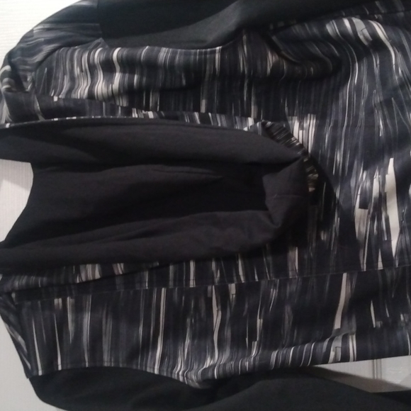 PUMA Hooded Asymmetrical Jacket AOP - Picture 3 of 9